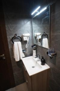 a bathroom with a sink and a mirror at Chic Moderne avec Touche Marocaine in Kenitra +22 photos