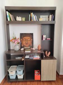 a book shelf with a picture of a head on it at Casa Unupaccha in Calca