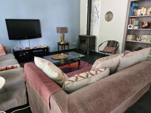 a living room with a couch and a tv at La Flibuste in Andernos-les-Bains