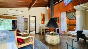 a bedroom with a bed and a bathroom with a tub at Estalagem Wiesbaden in Monte Verde