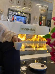 a person holding a bowl in front of a grill at Roccia DownTown Otel in Van +84 photos