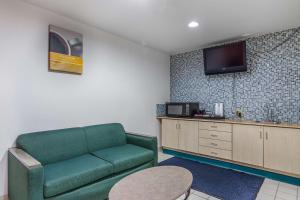 een woonkamer met een bank en een tv bij Motel 6-Mcalester, OK in McAlester