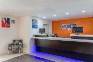 TV a/nebo společenská místnost v ubytování Motel 6-Mcalester, OK