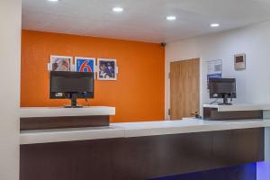 TV a/nebo společenská místnost v ubytování Motel 6-Mcalester, OK