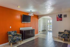 TV a/nebo společenská místnost v ubytování Motel 6-Mcalester, OK