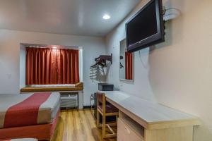 TV a/nebo společenská místnost v ubytování Motel 6-Mcalester, OK