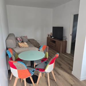 a living room with a table and chairs at Casa a Figueira in Pungín