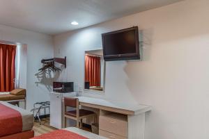 TV a/nebo společenská místnost v ubytování Motel 6-Mcalester, OK