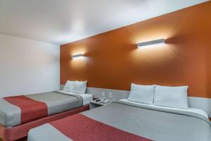 Postel nebo postele na pokoji v ubytování Motel 6-Mcalester, OK