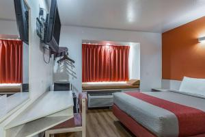 Postel nebo postele na pokoji v ubytování Motel 6-Mcalester, OK