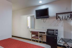 TV a/nebo společenská místnost v ubytování Motel 6-Mcalester, OK