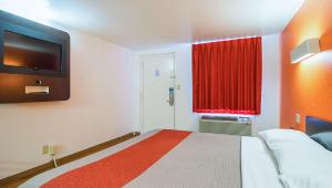 Postel nebo postele na pokoji v ubytování Motel 6-Round Rock, TX