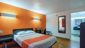 Postel nebo postele na pokoji v ubytování Motel 6-Round Rock, TX