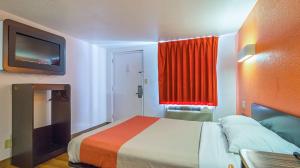 Postel nebo postele na pokoji v ubytování Motel 6-Round Rock, TX