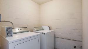 Kuchyň nebo kuchyňský kout v ubytování Motel 6-Round Rock, TX