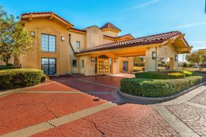 een huis met een stenen oprit ervoor bij Motel 6-Monroe, LA in Monroe