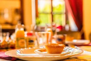 a cupcake sitting on a plate on a table at B&B Il Glicine Molare in Cremolino +22 photos