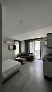 ein Wohnzimmer mit einem Bett und einer Couch in der Unterkunft Boutique Natural Apart Hotel in Kemer + 57 Fotos