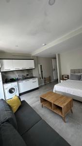ein Wohnzimmer mit einem Bett und einem Couchtisch in der Unterkunft Boutique Natural Apart Hotel in Kemer