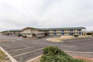 an empty parking lot in front of a hotel at Motel 6 Albuquerque Northeast in Albuquerque