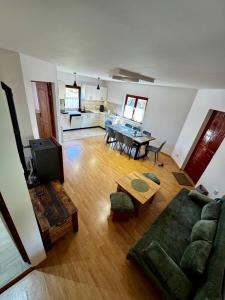ein Wohnzimmer mit Sofa und Tisch in der Unterkunft Vila ILKA in Praid