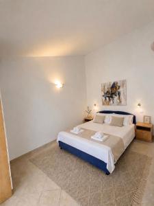 a bedroom with a large bed in a room at Apartmani Kuic in Milna