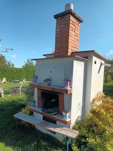 a brick oven with a bench in front of it at Chalupa U Vinaře in Radějov