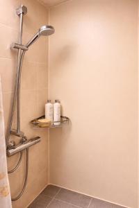 a bathroom with a shower with two toilets on a shelf at Wildes Amrum Island Basecamp Backpacker & Nature Stay in Norddorf +4 photos