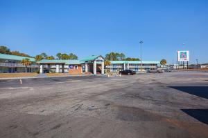 un estacionamiento vacío frente a una gasolinera en Motel 6-Tifton, GA, en Tifton