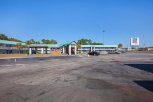 an empty parking lot in front of a gas station at Motel 6-Tifton, GA in Tifton