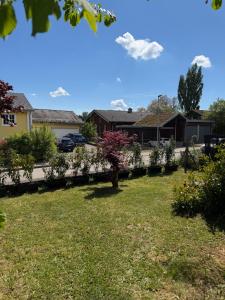 a yard with a fence and a house at Gemütlich Wohnung im Schwarzwald in Weilheim