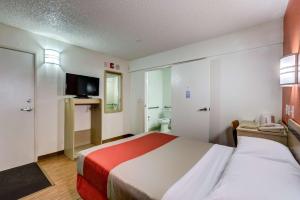 מיטה או מיטות בחדר ב-Motel 6-Wheat Ridge, CO - West - Denver North
