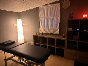 a living room with a table and a window at Mar De Frisia in O Pino 