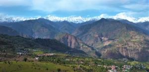 a view of a mountain range with snow covered mountains at Shree Kedar dham Guest House in Gupta Kāshi +4 photos