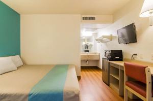 TV a/nebo společenská místnost v ubytování Motel 6-Mitchell, SD