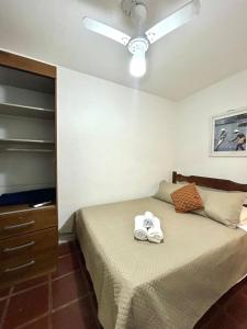 a bedroom with a bed with towels on it at Casa Exclusiva Centro Búzios in Búzios