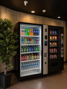ein Getränkeautomat in einem Geschäft mit Getränken in der Unterkunft Hotel Moca NYC in New York