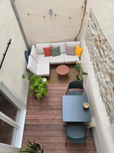 an overhead view of a patio with a couch and a table at Lanabi - Studio Cocon in Salies-de-Béarn