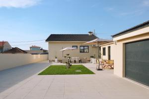 a backyard of a house with a patio at Villa d'Avó Dalva in Vila Chã