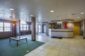 un vestíbulo con una mesa en medio de un edificio en Motel 6-Bernalillo, NM en Bernalillo