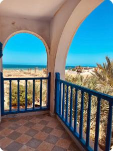 a balcony with a view of the beach at Résidence 3 M in Jāmi‘ al Guelloufi