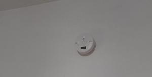 a computer mouse is hanging on a white wall at Cantinho aconchegante in Timbó
