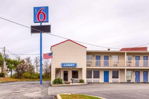 a hotel with a sign in front of a building at Motel 6-Mount Vernon, IL in Mount Vernon