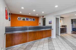 a bar in a lobby with an orange wall at Motel 6-Mount Vernon, IL in Mount Vernon