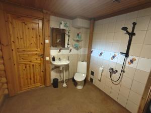 a bathroom with a toilet and a sink at Kalliorinteen Mökit Suvipirtti in Töysä