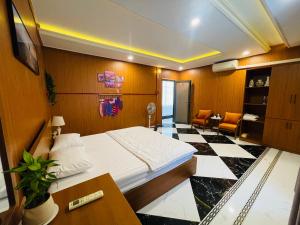 a hotel room with a bed and a desk at Tôm Tít Homestay in Phú Quốc