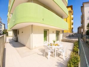 un tavolo e delle sedie su un patio all'esterno di un edificio di Residence Gianka - Agenzia Cocal a Caorle