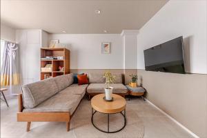 8b HOTEL -Osaka Nishikujo APARTMENT-電視和／或娛樂中心
