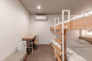 8b HOTEL -Osaka Nishikujo APARTMENT-房間的床