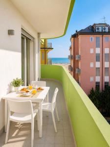 Un tavolo e delle sedie su un balcone con vista sull'oceano. di Residence Gianka - Agenzia Cocal a Caorle